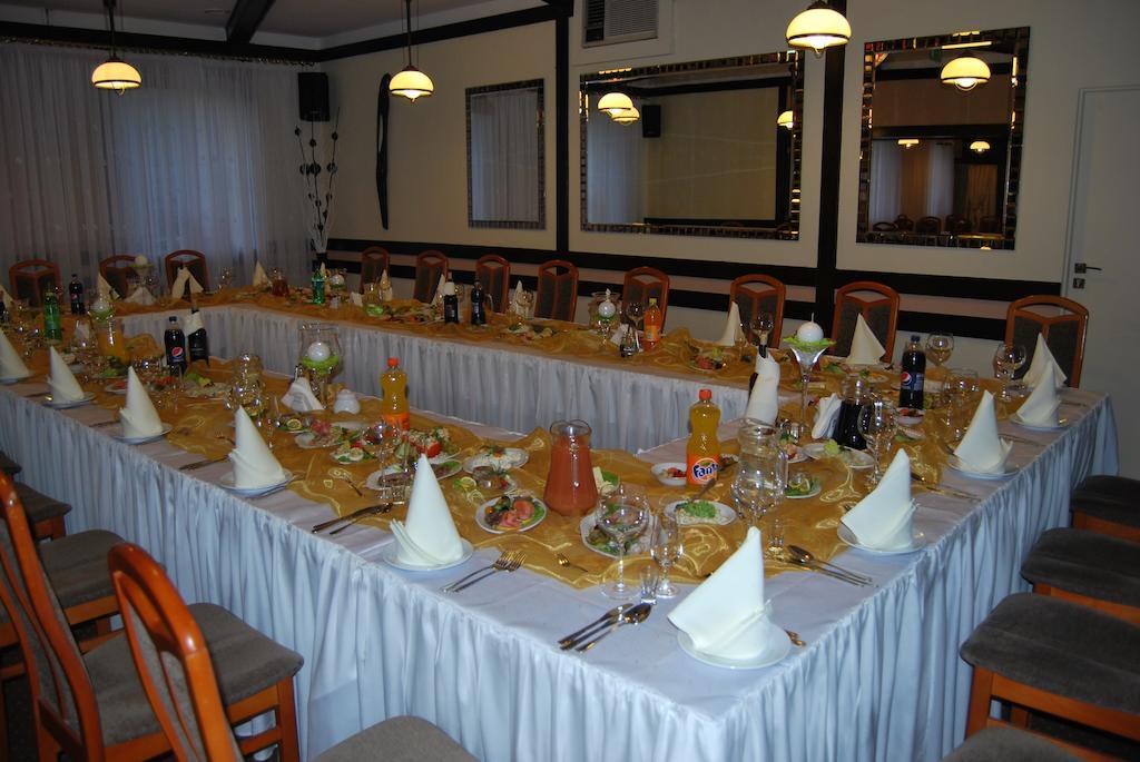 Hotel W Dobieszkowie Stryków Εξωτερικό φωτογραφία